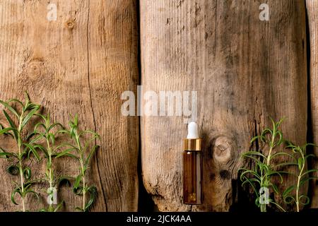 Ätherisches Bio-Rosmarin-Aroma oder kosmetisches Öl aus frischen Zutaten in Glasflasche mit Pipette. Promo Konzept für die Gesundheit Haut Körperpflege antistre Stockfoto