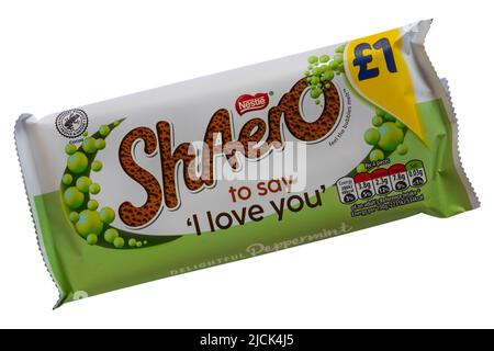 Bar von Nestle Peppermint Aero Schokolade Bar ShAero zu sagen, ich liebe dich isoliert auf weißem Hintergrund - entzückende Pfefferminze Stockfoto