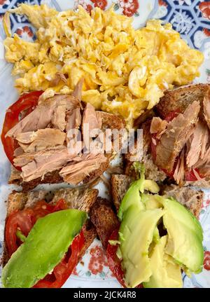 Ein gesundes Frühstück mit Avocado-Toast Stockfoto