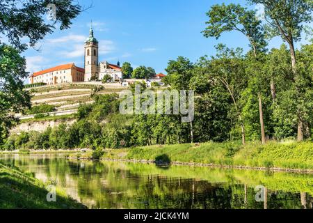 MELNIK, TSCHECHISCHE REPUBLIK - 8. JUNI 2022: Burg Melnik auf dem Hügel über dem Zusammenfluss von Labe und Moldau. Die Burg wurde 1754 zu einem Schloss umgebaut. Stockfoto