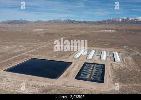 Biogas-, Wind- und Geothermie-Produktion an einem Standort in Milford Valley, Utah. Vorne ist eine Smithfield Farms Schweinezucht-Anlage, die prod Stockfoto