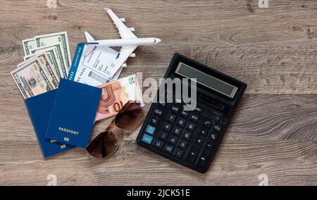 Reisepass mit Flugzeug, Rechner. Reisekonzept Stockfoto