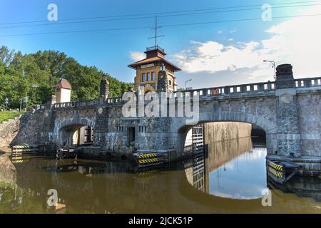 HORIN, TSCHECHISCHE REPUBLIK - 8. JUNI 2022: Horin-Kanal-Schleuse in Tschechien - Europa. Historisches Schloss in Form einer Brücke in Horin von Melnik gebaut Stockfoto