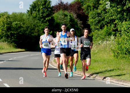 Läufer beim Straßenrennen 2022 Two Castles 10K, Warwickshire, Großbritannien Stockfoto