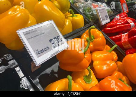 München, Deutschland. 14.. Juni 2022. ARCHIVFOTO: Höchster Wert seit 50 Jahren - offizielle Berechnung - Inflation steigt auf 7,9 Prozent! Steigende Kraftstoffpreise, teurere Lebensmittel und immer höhere Energiekosten – die Inflation in Deutschland ist höher als seit dem Winter 1973. Experten sind besorgt. Kredit: dpa/Alamy Live Nachrichten Stockfoto