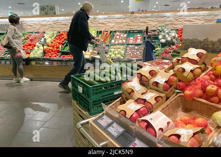 München, Deutschland. 14.. Juni 2022. ARCHIVEFOOT; höchster Wert seit 50 Jahren - offizielle Berechnung - Inflation steigt auf 7,9 Prozent! Steigende Kraftstoffpreise, teurere Lebensmittel und immer höhere Energiekosten – die Inflation in Deutschland ist höher als seit dem Winter 1973. Experten sind besorgt. Kredit: dpa/Alamy Live Nachrichten Stockfoto