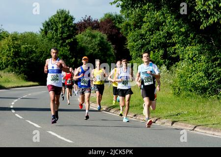 Läufer beim Straßenrennen 2022 Two Castles 10K, Warwickshire, Großbritannien Stockfoto