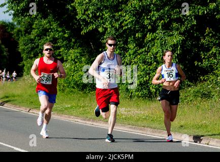 Läufer beim Straßenrennen 2022 Two Castles 10K, Warwickshire, Großbritannien Stockfoto
