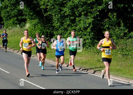 Läufer beim Straßenrennen 2022 Two Castles 10K, Warwickshire, Großbritannien Stockfoto