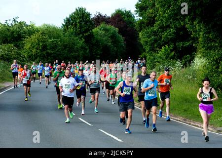 Läufer beim Straßenrennen 2022 Two Castles 10K, Warwickshire, Großbritannien Stockfoto