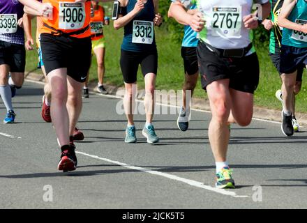 Läufer beim Straßenrennen 2022 Two Castles 10K, Warwickshire, Großbritannien Stockfoto