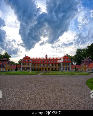 Panoramablick, Staatsschloss „Rajec nad Svitavou“ in der Stadt „Rajec Jestrebi“ in der Tschechischen Republik, Europa Stockfoto