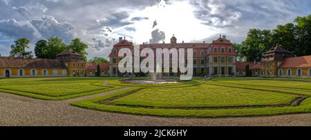 Panoramablick, Staatsschloss „Rajec nad Svitavou“ in der Stadt „Rajec Jestrebi“ in der Tschechischen Republik, Europa Stockfoto