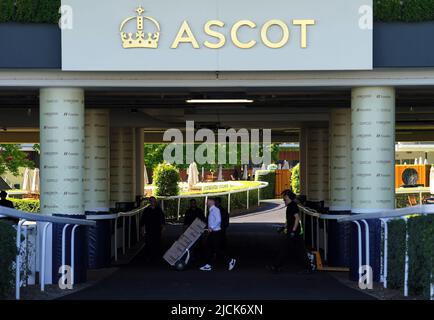 Die Mitarbeiter bereiten sich vor dem ersten Tag von Royal Ascot auf der Pferderennbahn Ascot vor. Bilddatum: Dienstag, 14. Juni 2022. Stockfoto