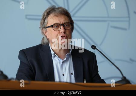 Düsseldorf, Deutschland. 14.. Juni 2022. Thorsten Schulte (WSI) spricht auf einer Pressekonferenz des Deutschen Gewerkschaftsbundes (DGB) zur DGB-Studie "Tarifverträge und Tarifflucht in Nordrhein-Westfalen". Kredit: David Young/dpa/Alamy Live Nachrichten Stockfoto