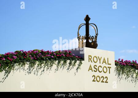 Eine allgemeine Ansicht der Beschilderung von Royal Ascot 2022 vor dem ersten Tag von Royal Ascot auf der Pferderennbahn von Ascot. Bilddatum: Dienstag, 14. Juni 2022. Stockfoto