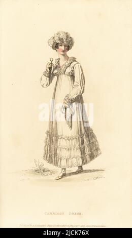 Regency Frau im Kutschenkleid mit Lorgnette. Kleid aus Kambric Musselin oder Jacconot, gestickte Bordüren, einfarbiger Taschentuch, Anglesea Chip Hut mit Straußenfedern, grüne Kindersandalen. Vol. 14, Platte 17, 1. September 1815. Handkolorierter Kupferstich von Thomas Uwins aus Rudolph Ackermanns Repository of Arts, Strand, London. Stockfoto