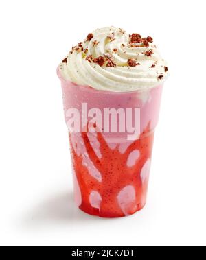 Rosafarbener Milchshake mit Erdbeersoße, Schlagsahne und Keksbröseln auf weißem Hintergrund Stockfoto