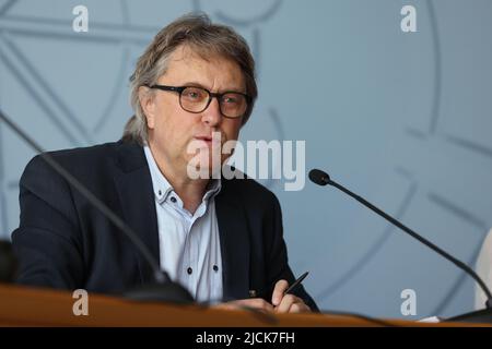 Düsseldorf, Deutschland. 14.. Juni 2022. Thorsten Schulte (WSI) spricht auf einer Pressekonferenz des Deutschen Gewerkschaftsbundes (DGB) zur DGB-Studie "Tarifverträge und Tarifflucht in Nordrhein-Westfalen". Kredit: David Young/dpa/Alamy Live Nachrichten Stockfoto