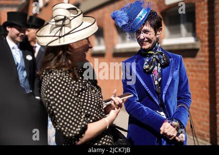 Rennfahrer warten auf das Öffnen der Tore vor dem ersten Tag von Royal Ascot auf der Pferderennbahn Ascot. Bilddatum: Dienstag, 14. Juni 2022. Stockfoto