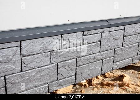 Kunststoff Sockelplatten mit einem metallischen Glanz, Haus Basis, Details Stockfoto