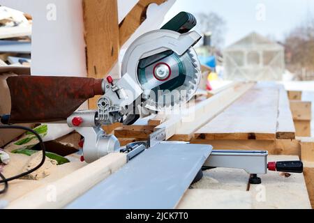 Gehrungsäge zum Schneiden von Brettern und Dielen, im Freien Stockfoto