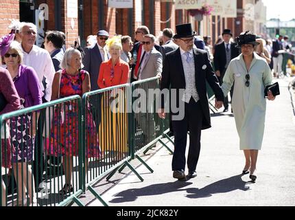 Rennfahrer vor den Toren von Royal Ascot auf der Rennbahn Ascot. Bilddatum: Dienstag, 14. Juni 2022. Stockfoto