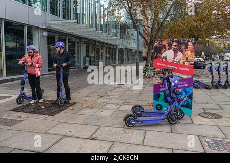 Adelaide Australien, 14. Juni 2022. Fahrer mit Helm auf einem gemieteten Elektroroller. Es hat eine große Zunahme in der Verwendung von Elektro-Scooter, die populär geworden sind, seit sie eingeführt wurden, obwohl die Verwendung von privaten E-Scooter auf öffentlichen oder gemeinsamen Fußwegen, Hauptstraßen, auf-Road-Radwege, in Parks und öffentlichen Plätzen ist illegal Kredit. amer ghazzal/Alamy Live News Stockfoto