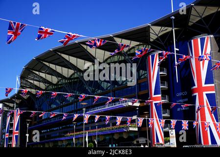 Eine allgemeine Ansicht der vor der Tribüne vor dem ersten Tag von Royal Ascot auf der Pferderennbahn von Ascot ausgehausten Flaggen für die Verblechung und die Gewerkschaftsflaggen. Bilddatum: Dienstag, 14. Juni 2022. Stockfoto