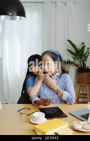 Asiatisches Porträt, Großmutter und Enkelin in der Freizeit mit kleinen Kindern flüstern Geheimnisse zwischen einander Stockfoto