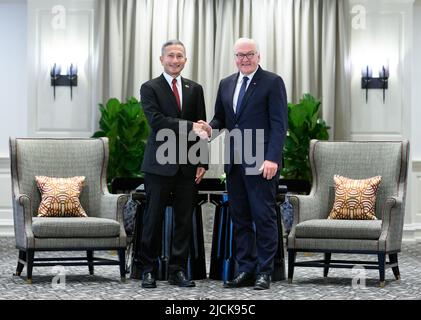 Singapur, Singapur. 14.. Juni 2022. Bundespräsident Frank-Walter Steinmeier (r) und Vivian Balakrishnan, Außenministerin von Singapur, treffen sich zu Gesprächen. Präsident Steinmeier ist zu einem zweitägigen Besuch in Singapur. Danach wird er weiter nach Indonesien reisen. Quelle: Bernd von Jutrczenka/dpa/Alamy Live News Stockfoto