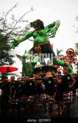 Ogoh-ogoh Karnevalsparade, die am Tag vor Nyepi stattfand Stockfoto