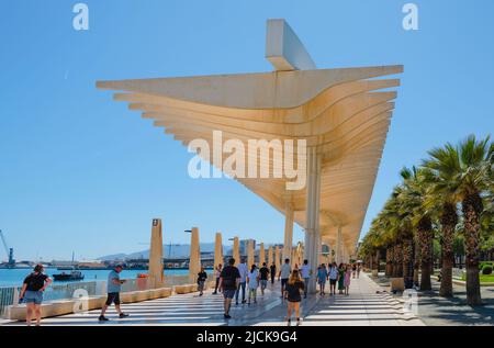 Malaga, Spanien - 26. Mai 2022: Menschen, die unter den Pergolas de la Victoria in Malaga, Spanien, gehen, um sich vor den starken Sonnenstrahlen eines Su zu schützen Stockfoto