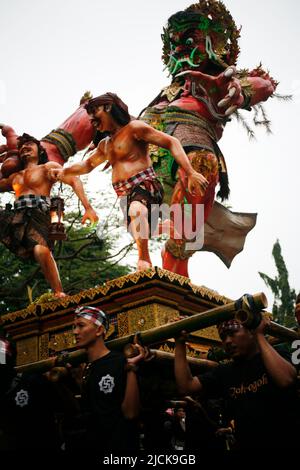 Ogoh-ogoh Karnevalsparade, die am Tag vor Nyepi stattfand Stockfoto