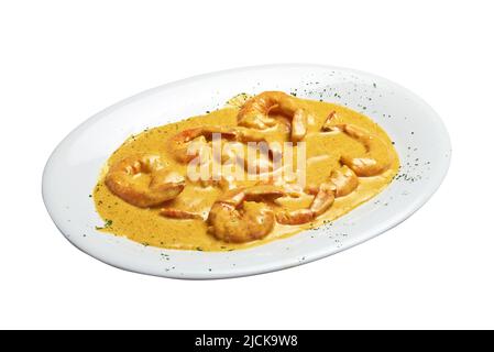 Weißer Teller mit gebackenen Garnelen und Currywurst. Isoliert mit Beschneidungspfad Stockfoto