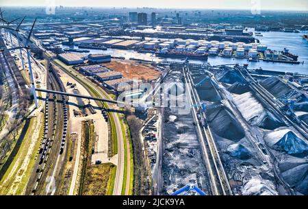 Kohleumschlagterminal und Lagerung mit Windmühlen im Hintergrund. Stockfoto