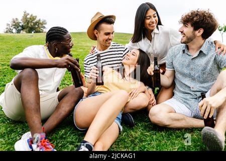 Eine Gruppe von tausendjährigen besten Freunden, die sich im Stadtpark entspannen Stockfoto