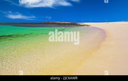 Wunderschöne einsame, verlassene tropische Traumlagune, feiner, strahlend weißer Sandstrand, türkisblaues, flaches, ruhiges Wasser, klarer blauer Sommerhimmel - El Cotillo, La C. Stockfoto