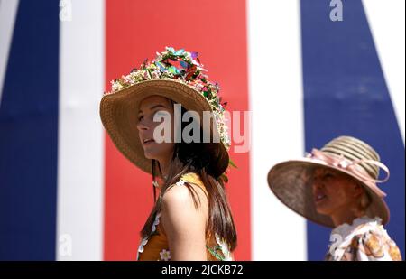 Rennfahrer, die vor dem ersten Tag von Royal Ascot auf der Pferderennbahn von Ascot ankommen. Bilddatum: Dienstag, 14. Juni 2022. Stockfoto