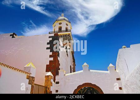 Typisch koloniale kanarische kirche im spanischen Stil Glockenturm gegen klaren blauen Sommerhimmel, makellose helle Wände - Teguise, Lanzarote Stockfoto