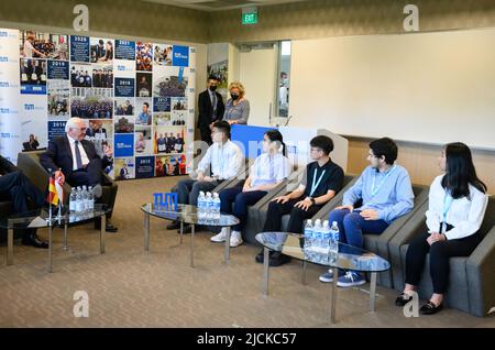 Singapur, Singapur. 14.. Juni 2022. Bundespräsident Frank-Walter Steinmeier besucht den Asien-Campus der Technischen Universität München (TUM) und spricht dort mit jungen Studierenden. Präsident Steinmeier ist zu einem zweitägigen Besuch in Singapur. Danach wird er weiter nach Indonesien reisen. Quelle: Bernd von Jutrczenka/dpa/Alamy Live News Stockfoto