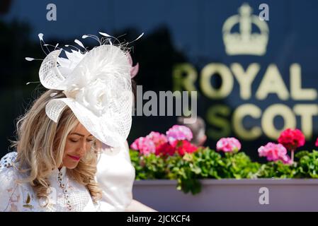 Rennfahrer, die vor dem ersten Tag von Royal Ascot auf der Pferderennbahn von Ascot ankommen. Bilddatum: Dienstag, 14. Juni 2022. Stockfoto