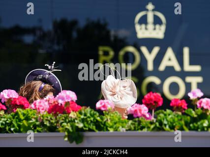 Rennfahrer, die vor dem ersten Tag von Royal Ascot auf der Pferderennbahn von Ascot ankommen. Bilddatum: Dienstag, 14. Juni 2022. Stockfoto