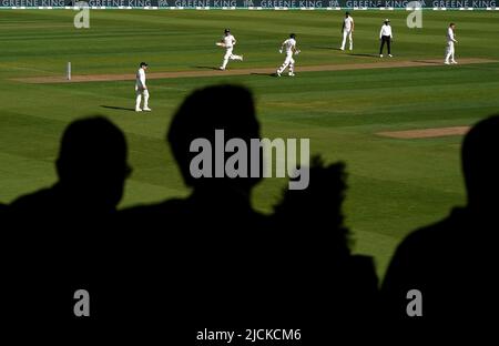 Aktenfoto vom 12-09-2019 von Zuschauern, die die Aktion beobachten. Das England and Wales Cricket Board hat sich mit Nujum Sports zusammen gemacht, um die muslimische Integration in den Sport zu verbessern. Ausgabedatum: Dienstag, 14. Juni 2022. Stockfoto