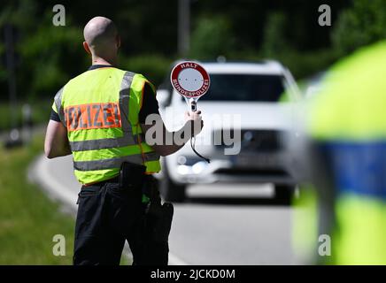 Griesen, Deutschland. 14.. Juni 2022. Bundespolizisten kontrollieren den Verkehr an der Grenze zur B 23 in Griesen. Der Gipfel G7 ist für den 26. Und 28. Juni 2022 auf Schloss Elmau geplant. Quelle: Angelika Warmuth/dpa/Alamy Live News Stockfoto