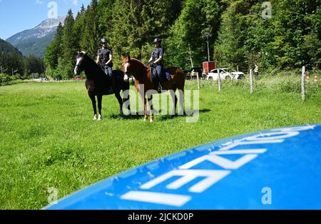 Griesen, Deutschland. 14.. Juni 2022. An der Grenzkontrolle auf der B 23 in Griesen stehen montierte Bundespolizisten neben einem Polizeiwagen. Der Gipfel G7 ist für den 26. Und 28. Juni 2022 auf Schloss Elmau geplant. Quelle: Angelika Warmuth/dpa/Alamy Live News Stockfoto