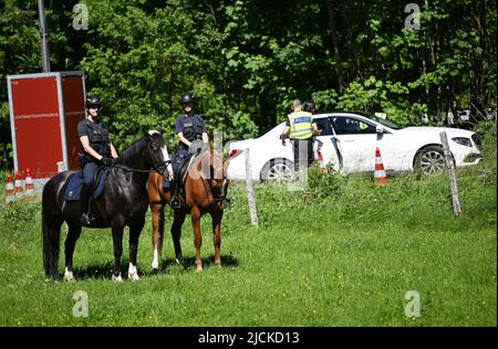 Griesen, Deutschland. 14.. Juni 2022. Bundespolizisten kontrollieren den Verkehr an der Grenze zur B 23 in Griesen. Der Gipfel G7 ist für den 26. Und 28. Juni 2022 auf Schloss Elmau geplant. Quelle: Angelika Warmuth/dpa/Alamy Live News Stockfoto