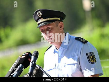 Griesen, Deutschland. 14.. Juni 2022. Der Chef der Bundespolizeidirektion München, Präsident Karl-Heinz Blümel, spricht auf einer Pressekonferenz am Grenzkontrollpunkt der Bundespolizei auf der B 23 in Griesen. Der Gipfel G7 ist für den 26. Und 28. Juni 2022 auf Schloss Elmau geplant. Quelle: Angelika Warmuth/dpa/Alamy Live News Stockfoto