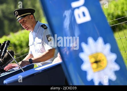 Griesen, Deutschland. 14.. Juni 2022. Der Chef der Bundespolizeidirektion München, Präsident Karl-Heinz Blümel, spricht auf einer Pressekonferenz am Grenzkontrollpunkt der Bundespolizei auf der B 23 in Griesen. Der Gipfel G7 ist für den 26. Und 28. Juni 2022 auf Schloss Elmau geplant. Quelle: Angelika Warmuth/dpa/Alamy Live News Stockfoto