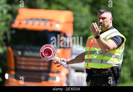 Griesen, Deutschland. 14.. Juni 2022. Ein Bundespolizist kontrolliert den Verkehr an der Grenze auf der B 23 in Griesen. Der Gipfel G7 ist für den 26. Und 28. Juni 2022 auf Schloss Elmau geplant. Quelle: Angelika Warmuth/dpa/Alamy Live News Stockfoto